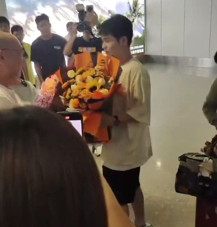 MK体育登录入口-林诗栋落地海南妈妈接机！石头全程笑容不断 世排重返前五冲破心魔|世乒赛|男双|国乒|关艳|小石头_新浪体育_新浪新闻