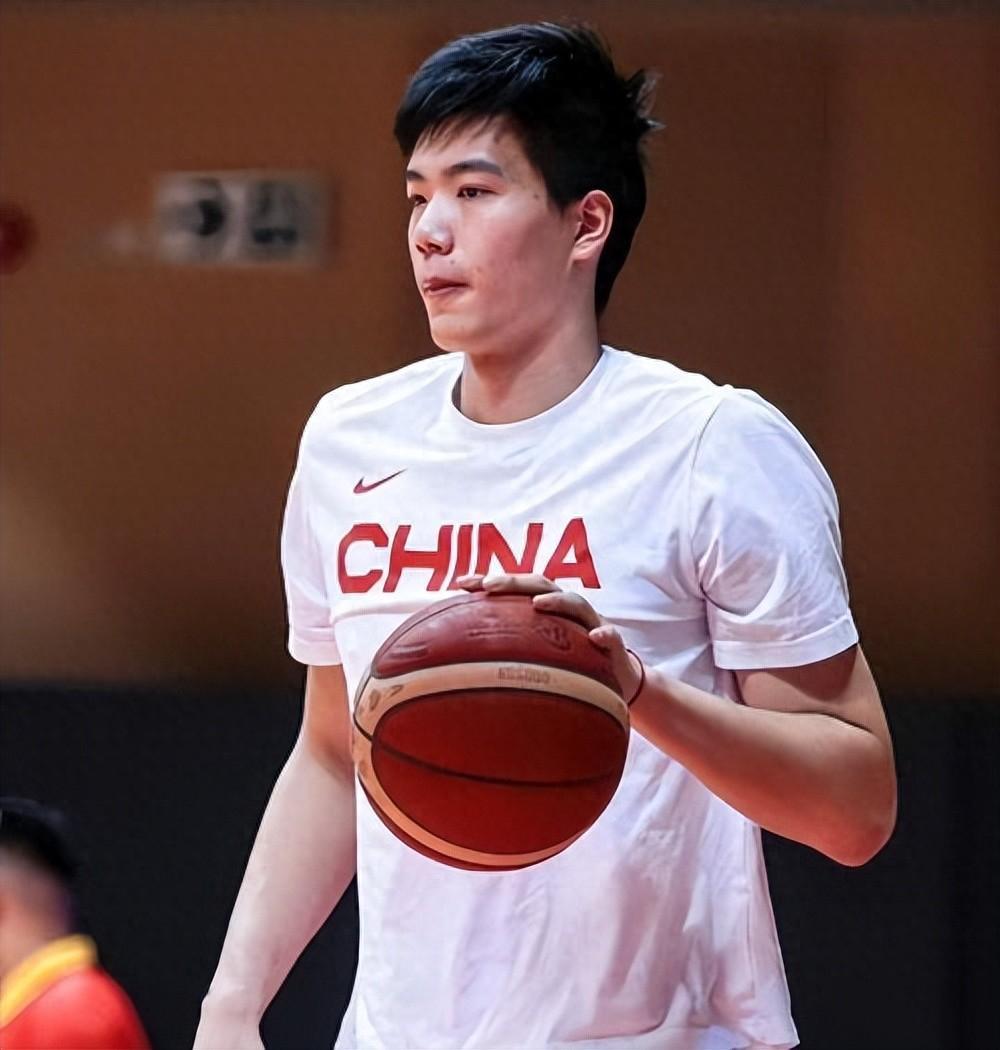 MK体育app下载-比张镇麟还差！中国男篮逆转夜最失意之人：失误被换下仅出场30秒